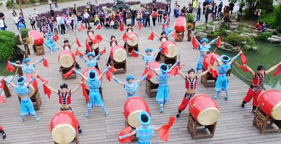关于绝版山水舞大旗——张家界市旅游发展纪实-张家界，山河筑梦写传奇-《湖南日报》张家界“礼赞新中国奋进新时代”特刊-华声在线专题的信息