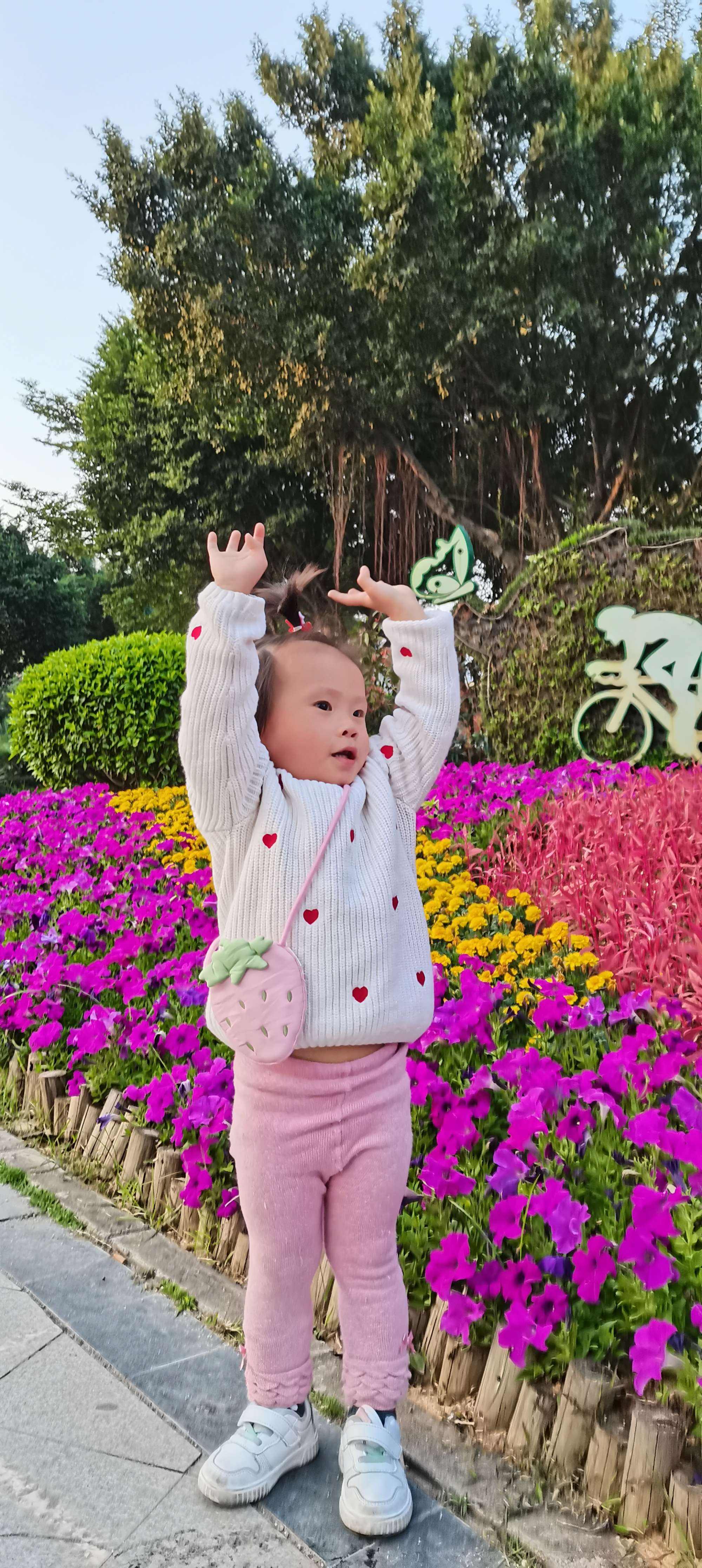 萌娃马路边捡到五毛钱警察叔叔给的“仪式感”很赞！的简单介绍