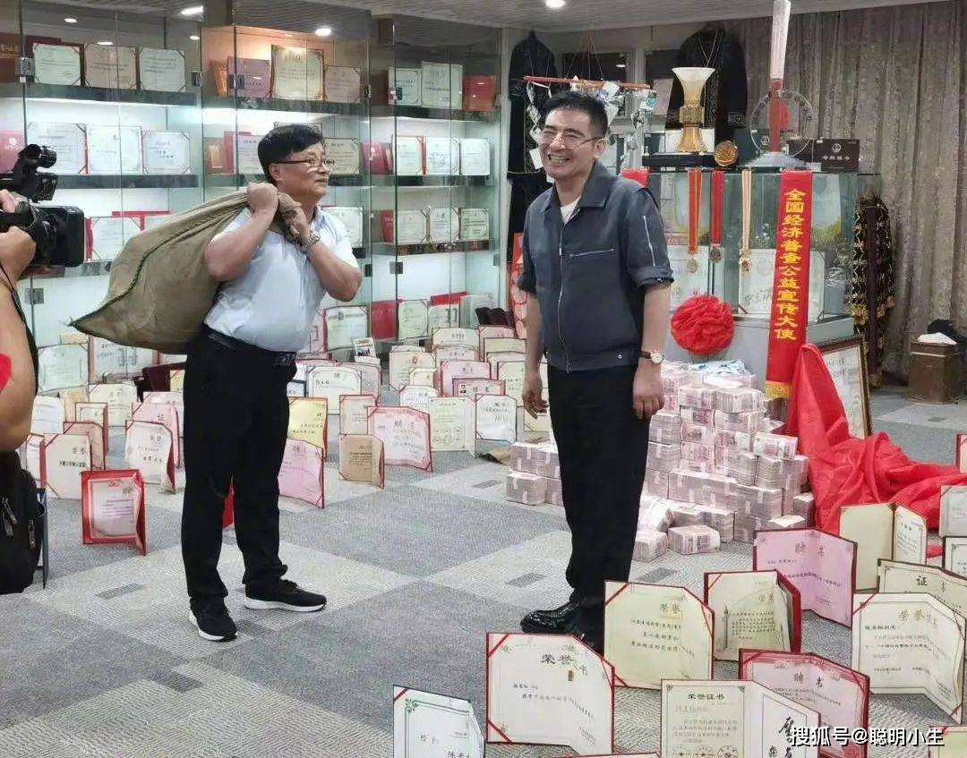 名片成功学：从陈光标到谷俊山的简单介绍