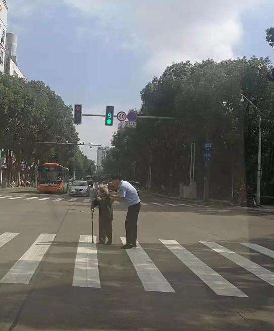 关于可怜天下父母心!大爷用三块五毛换来一百元的话费充值,业务员小哥值得点赞的信息 关于可怜天下父母心!大爷用三块五毛换来一百元的话费充值,业务员小哥值得点赞的信息