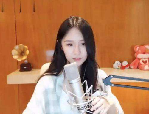 包含斗鱼女主播和“跳哥”聚会，亲密互动照片被曝光，榜一怒删粉丝牌的词条