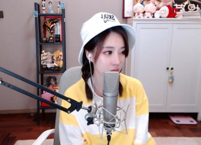 斗鱼还在蹭冯提莫热度，离开近一年，直播间里每天还有粉丝刷礼物_腾讯新闻的简单介绍