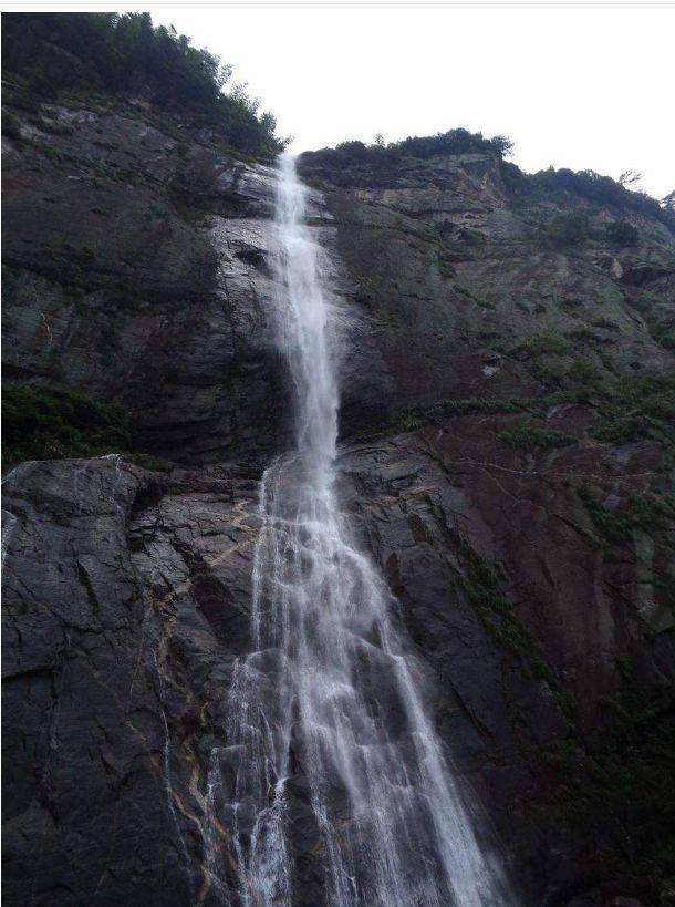 唐朝时,用飞流直下三千尺,疑是银河落九天的诗句勾画庐山瀑布壮丽图景的诗人_答案解析_华图题库的简单介绍 唐朝时,用飞流直下三千尺,疑是银河落九天的诗句勾画庐山瀑布壮丽图景的诗人_答案解析_华图题库的简单介绍