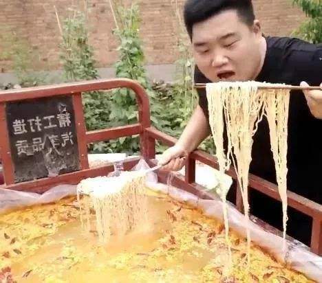 李勤勤化身吃播晒照,素颜银发吐糟糖葫芦价格,返璞归真被赞真实|李勤勤|素颜|吃播的简单介绍 李勤勤化身吃播晒照,素颜银发吐糟糖葫芦价格,返璞归真被赞真实|李勤勤|素颜|吃播的简单介绍