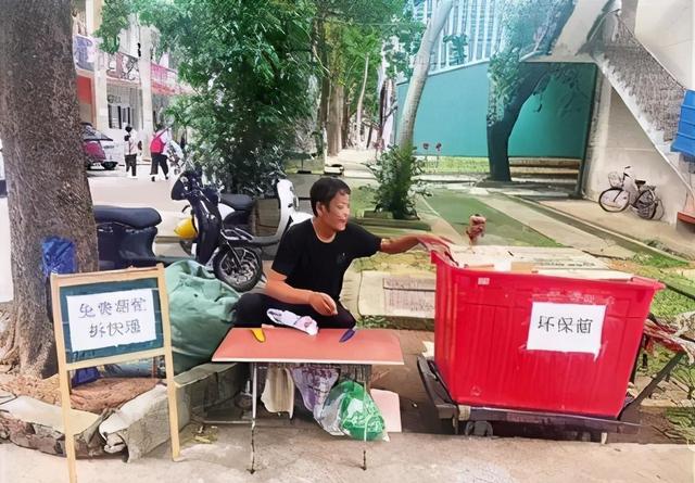 关于可怜天下父母心！大爷用三块五毛换来一百元的话费充值，业务员小哥值得点赞_腾讯新闻的信息