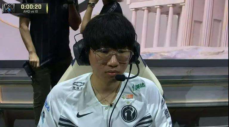 IG斗鱼首秀人气破亿，王校长怒刷300万礼物，JKL：S8皮肤4月上线|斗鱼|校长|皮肤_新浪新闻的简单介绍