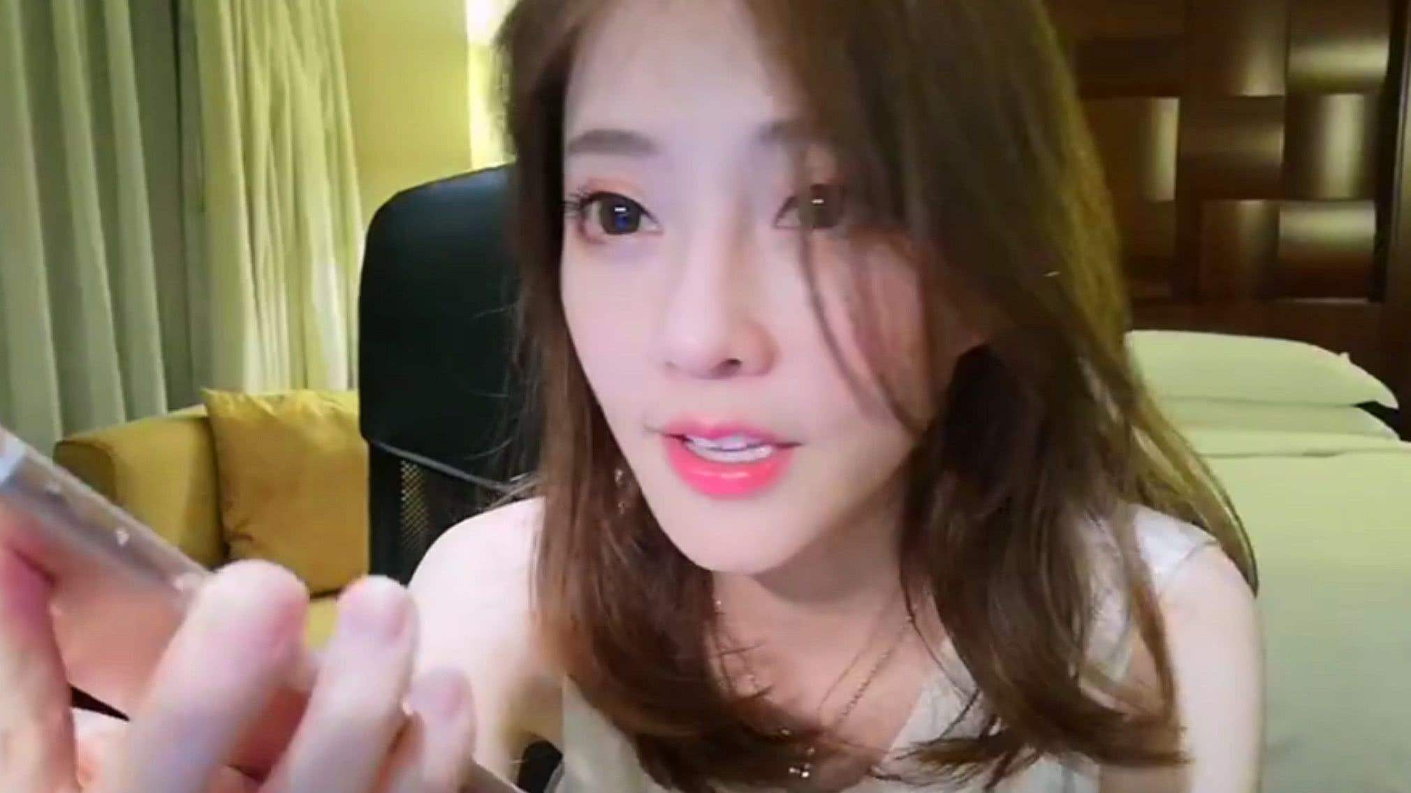 斗鱼一姐阿怡被网友怒刚称其找人代打、诈骗的简单介绍