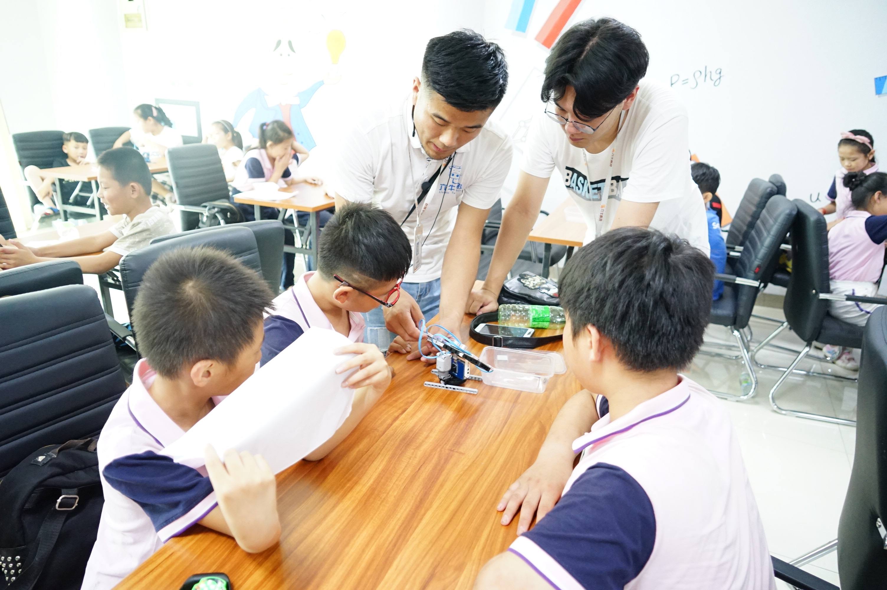 羊城晚报小记者研学团走近人工智能刷个“仙人掌”即可过闸机的简单介绍