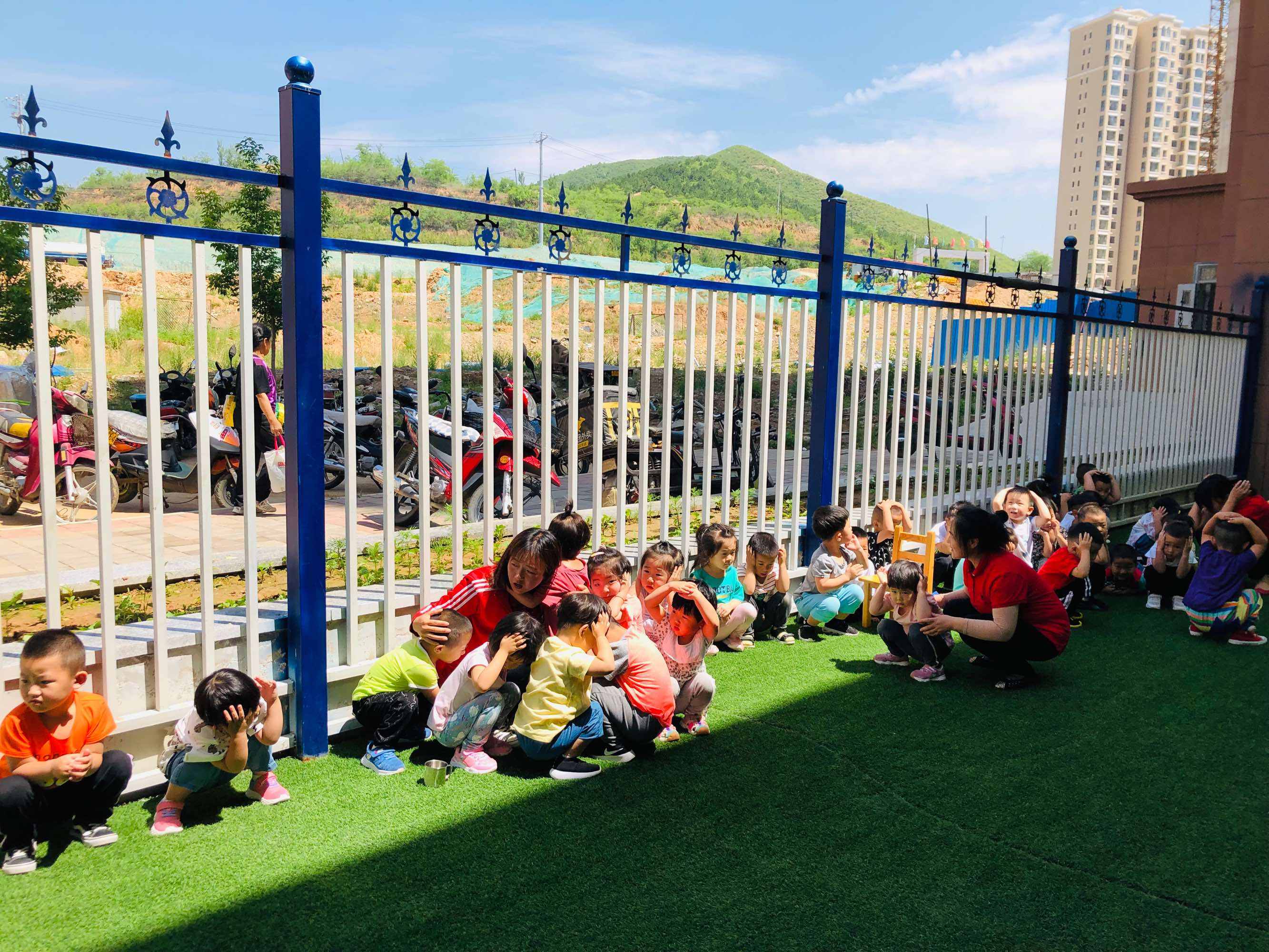 关于赞!地震来了幼儿园老师带176名孩子17秒撤离-千龙网·中国首都网的信息 关于赞!地震来了幼儿园老师带176名孩子17秒撤离-千龙网·中国首都网的信息