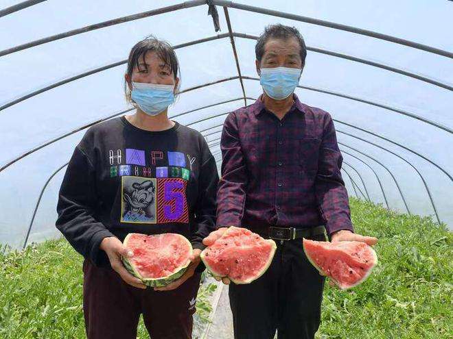 有三人各出一元买西瓜,西瓜只要两元五毛,剩下五毛各拿回一毛,两毛给卖西瓜的人,一毛呢_百度知道的简单介绍 有三人各出一元买西瓜,西瓜只要两元五毛,剩下五毛各拿回一毛,两毛给卖西瓜的人,一毛呢_百度知道的简单介绍