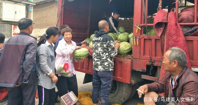 有三人各出一元买西瓜,西瓜只要两元五毛,剩下五毛各拿回一毛,两毛给卖西瓜的人,一毛呢_百度知道的简单介绍 有三人各出一元买西瓜,西瓜只要两元五毛,剩下五毛各拿回一毛,两毛给卖西瓜的人,一毛呢_百度知道的简单介绍